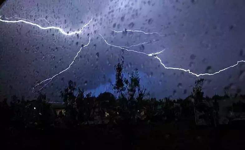 暴雨來(lái)襲，請注意人身安全